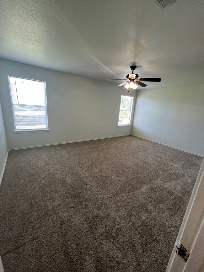 Building Photo - 3/2 in the heart of Del Valle