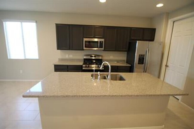 Building Photo - Desirable La Estancia Neighboorhood
