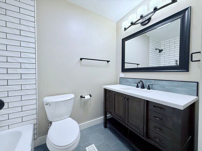 Building Photo - Stunningly Renovated 3 Bed, 2 Bath Home in...