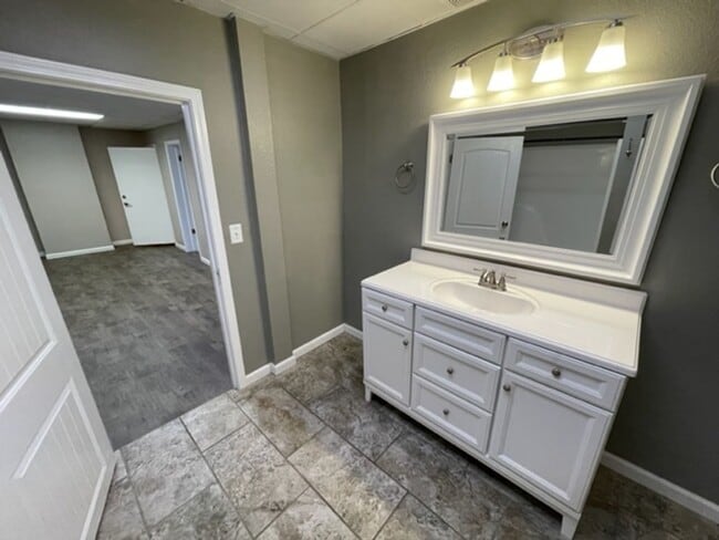 Building Photo - 3bedroom/1 bath apartment -upstairs above ...