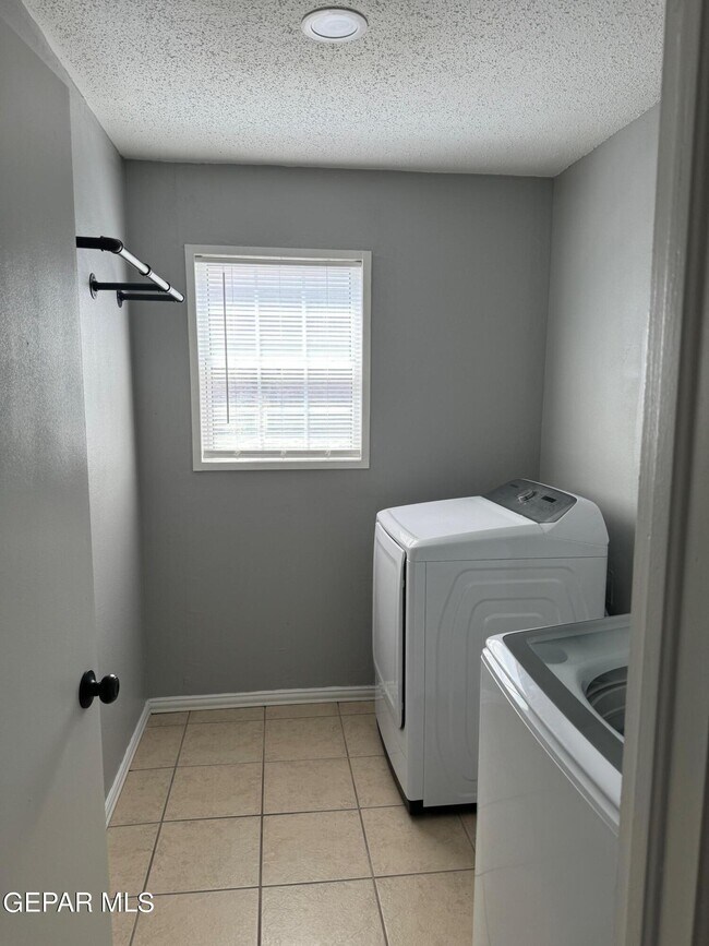 Building Photo - 323 Rio Tinto Dr