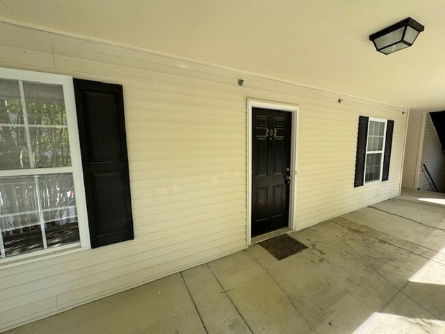 Building Photo - Trailwood Heights Available NOW!