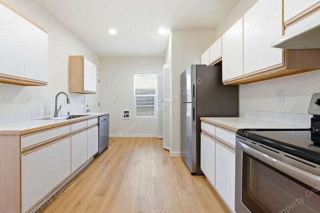 Building Photo - 2105 SE Stark St