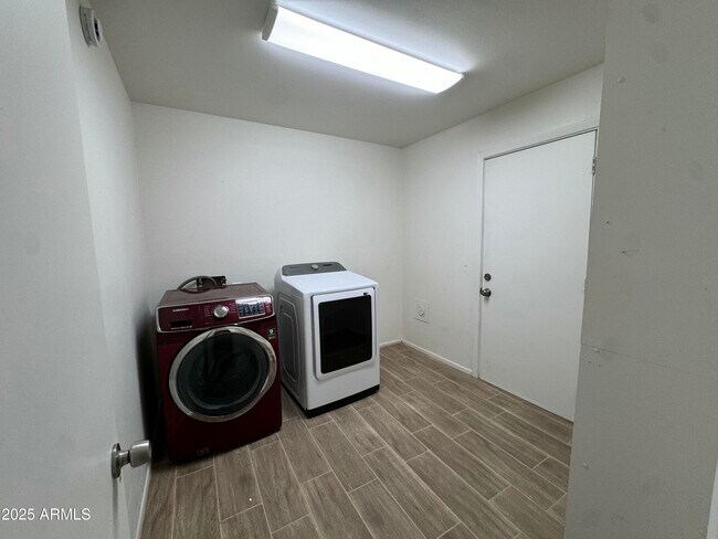 Building Photo - 1718 W Oraibi Dr