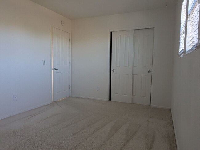 Building Photo - Northwest Beauty 3 Bedroom 3 Bath 2 Car garage