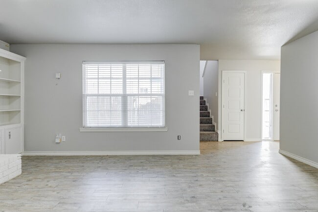 Building Photo - Two Story, 2 Bed / 1.5 Bath Duplex with Mo...