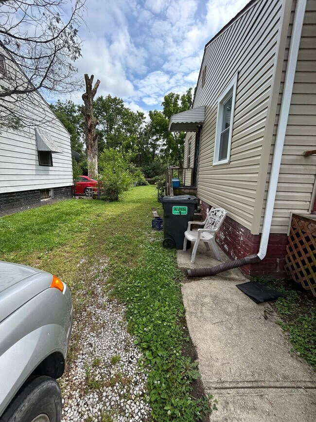 Building Photo - 5510 Avon Pl