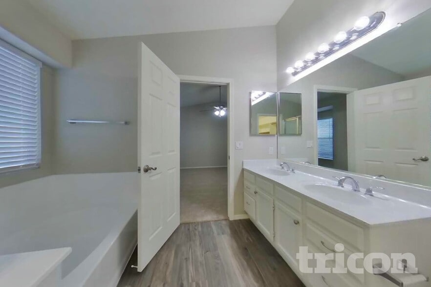 Building Photo - 16122 N 90th Ave