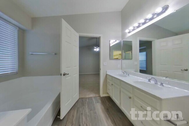 Building Photo - 16122 N 90th Ave