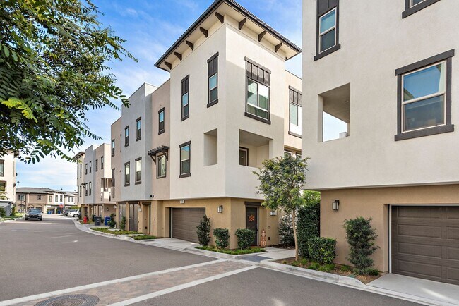 Building Photo - 2325 Verano Wy.