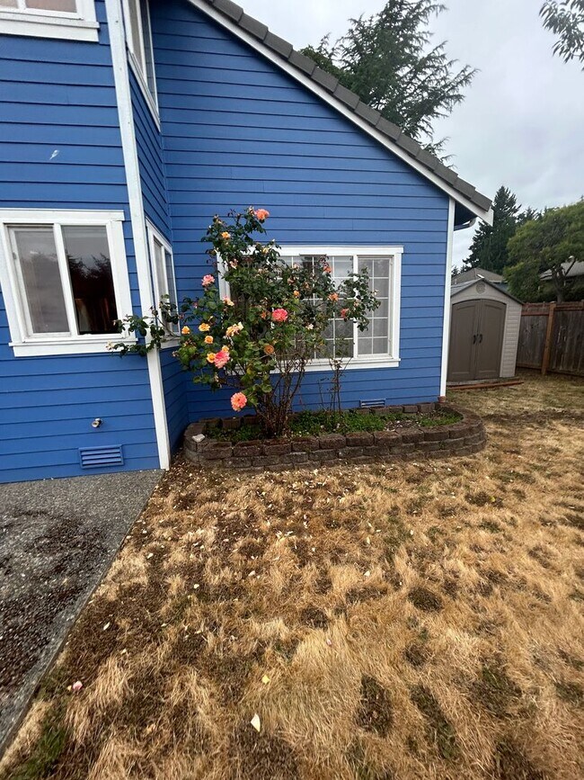 Building Photo - 4 Bed 3 Bath Fully Fenced Kenmore Home