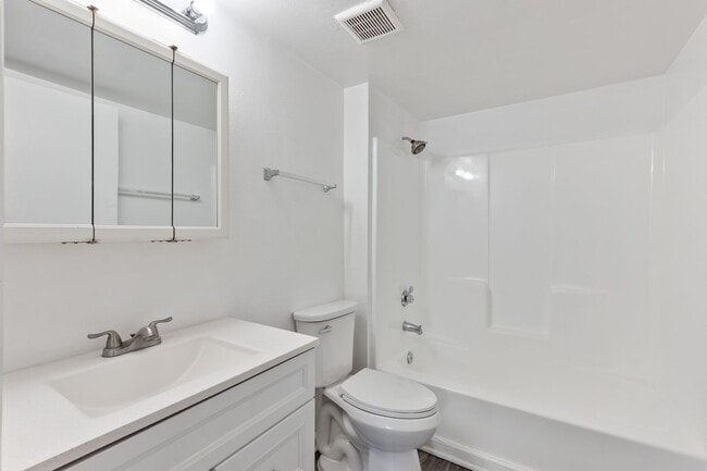 Building Photo - Updated 2 Bedroom Apartment!