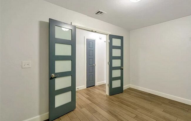 Building Photo - Stunning 3BD/2.5BTH Home in Mustang