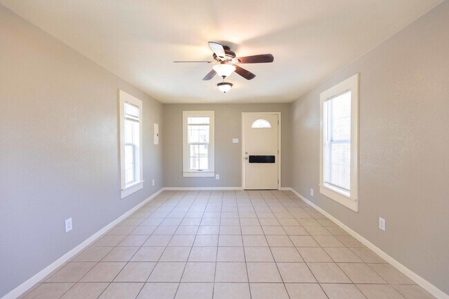 Building Photo - 330 Gem Ln