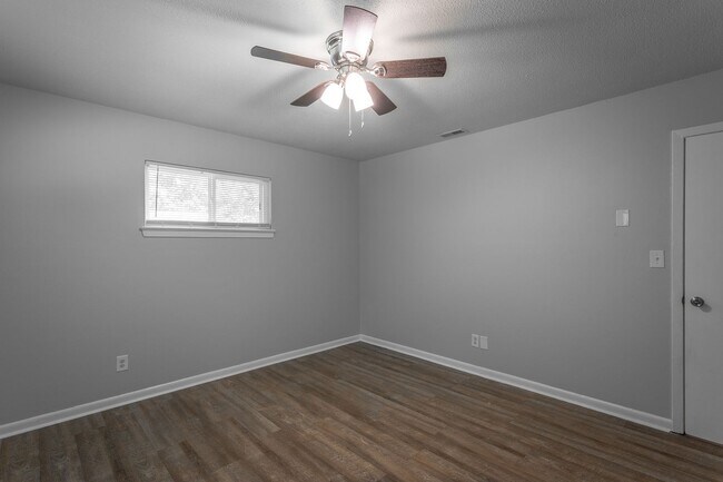Building Photo - 3339 Pinewood Ave