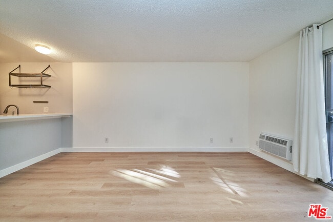 Building Photo - 320 S Ardmore Ave