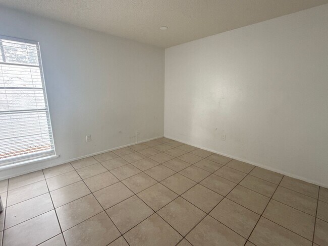 Building Photo - 5320 SE 28th Ln