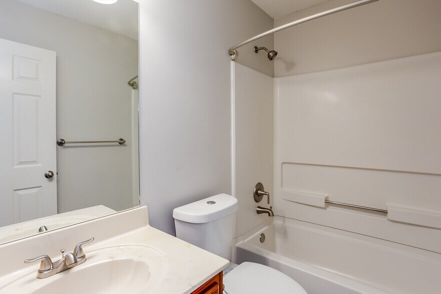 Building Photo - 1800 Sarah Ann Dr W