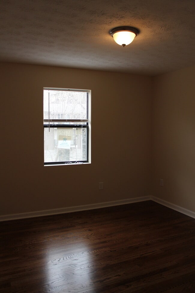 Building Photo - 2 Bedroom/2 Bathroom Condo!