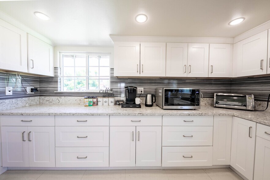 Building Photo - 9088 Emperor Ave