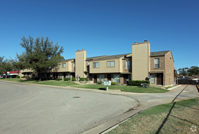 Parkwood Plaza - Parkwood Plaza Townhomes