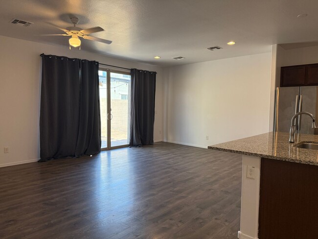 Building Photo - Laveen, Gated Community, 3 bed, 2 bath Gre...