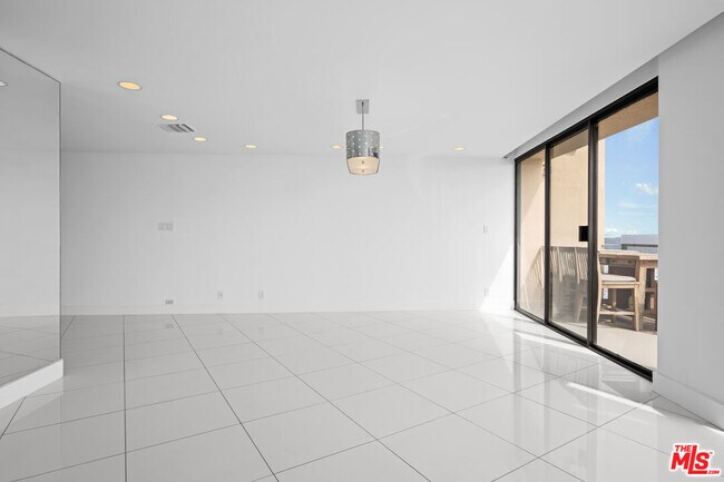 Building Photo - 4267 Marina City Dr