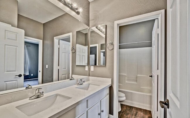 Building Photo - 14284 W Woodbridge Ave