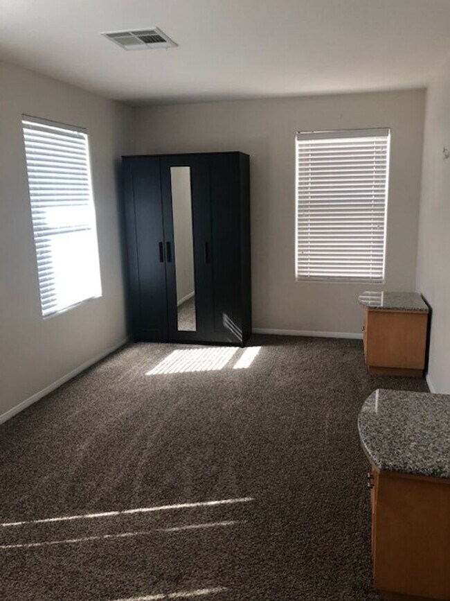 Building Photo - Expansive 3 Bedroom Treat with 2+ Bonus Ro...