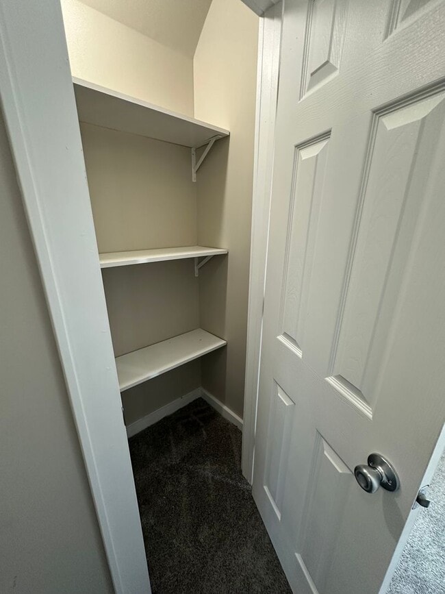 Building Photo - Large Open Concept 5BR/2BA Rent to Own Home