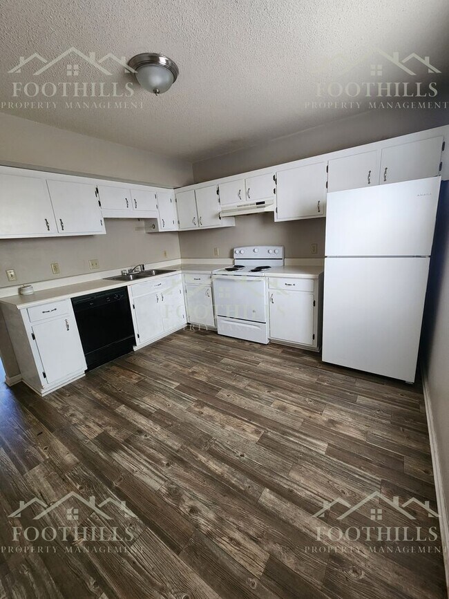 Building Photo - 2-Bed, 1.5-Bath Home with Appliances & Was...