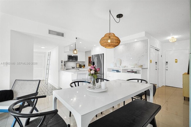 Building Photo - 1605 Bay Rd