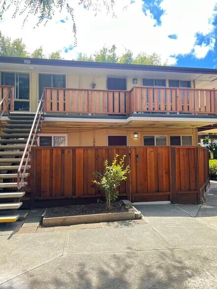 Building Photo - 3001 Los Prados St