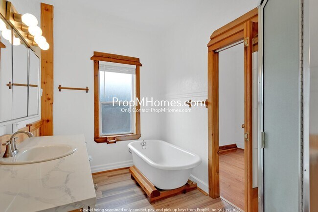 Building Photo - Updated Cottage in Gladstone!