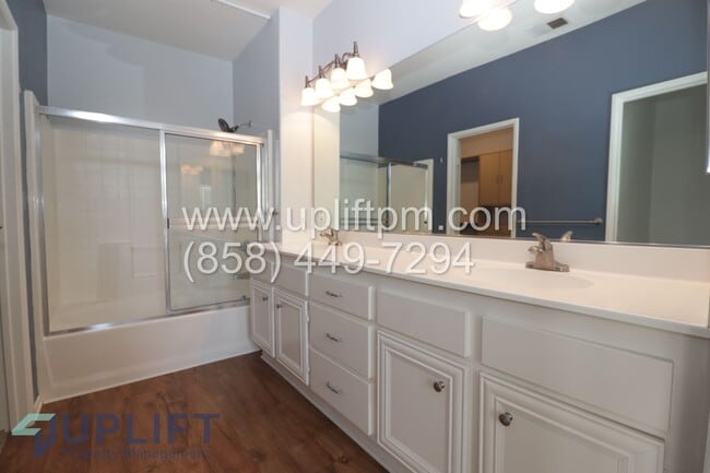 Building Photo - 4 Bed 2.5 Bath Townhouse in Oceanside AVAILABLE NOW!