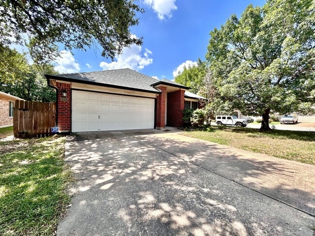 Building Photo - Charming 3/BR 2/BA Home with Covered Deck ...