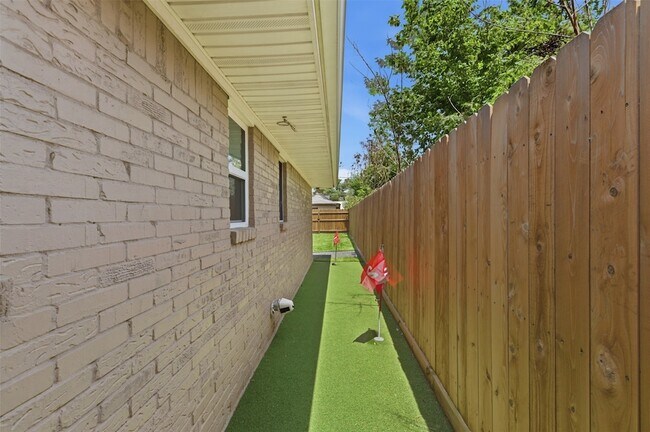 Building Photo - 8526 Cedel Dr
