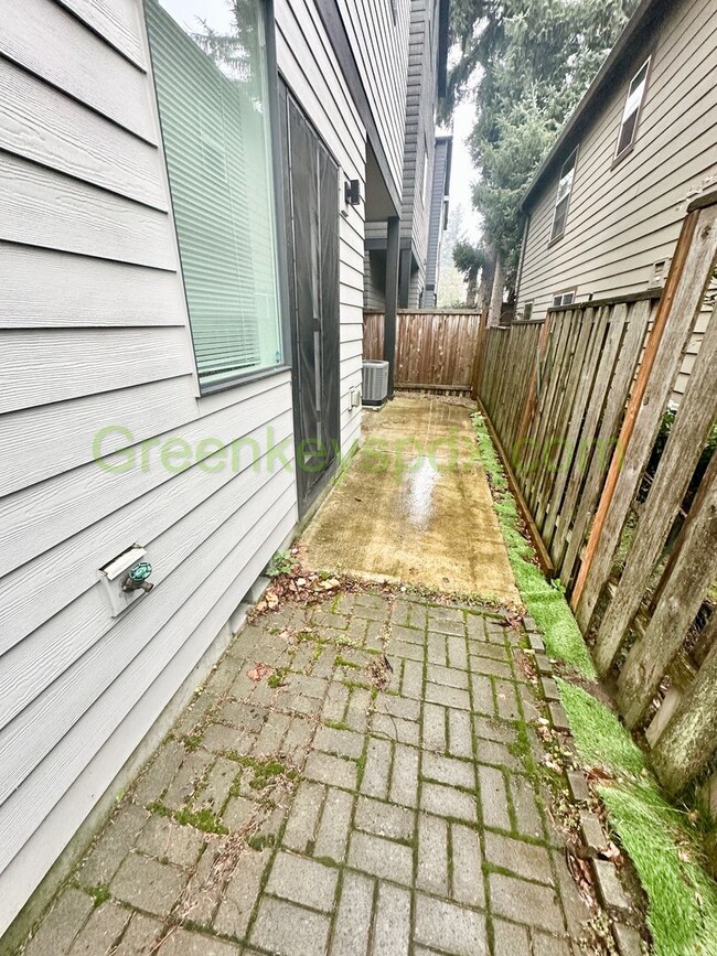 Building Photo - Gorgeous, Custom-designed 4-Bedroom Contemporary Townhouse on 3 Levels