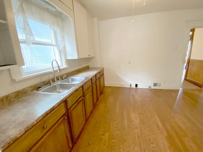 Building Photo - 529 Clarendon Ave NW