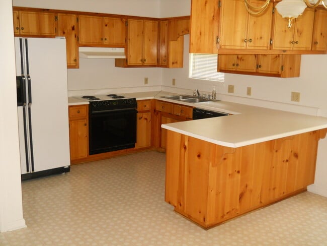 Building Photo - Adorable home conveniently located