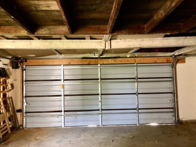 Building Photo - 548 E Pearl St