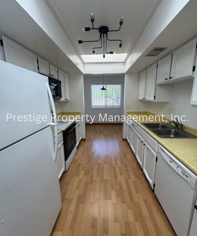 Building Photo - Beautiful Townhouse Overlooking The Golf C...