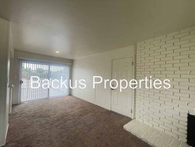 Building Photo - Wonderful three-bedroom home in South Sali...