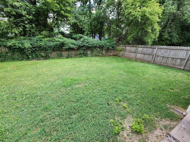 Building Photo - Spacious 3-Bedroom, 1-Bathroom Home AVAILABLE NOW!!