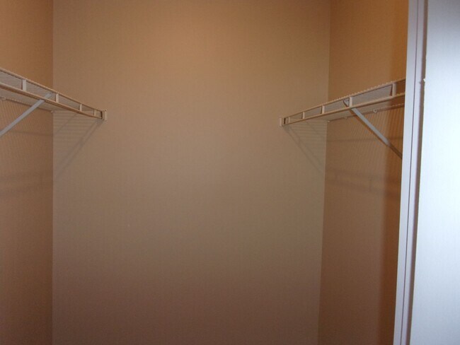 Building Photo - 1 Bedroom 1 Bath Townhome Minutes to I-77