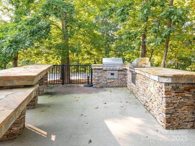 Building Photo - 6211 Rosebriar Ln