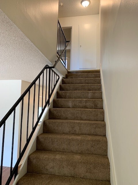 Building Photo - BEAUTIFUL 2STORY 2BD 1.5BA TOWNHOME STYLE UNIT