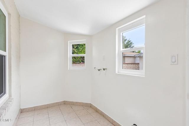 Building Photo - 5616 N Gladys Ave