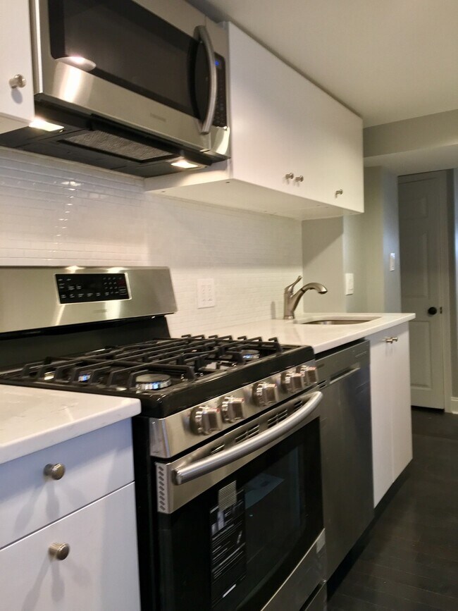 Building Photo - Newly Renovated End-of-Group Townhome in F...