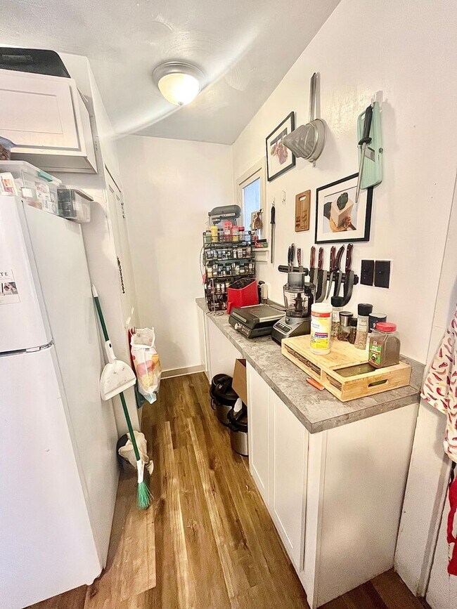 Building Photo - 255-257 N Spring St